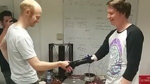 3D 프린터로 ‘스타워즈’ 로봇 손 현실화…“믿기지 않는다”