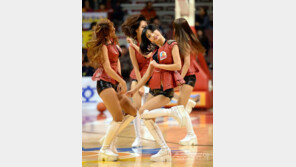 [포토] 치어리더, 짧은 핫팬츠에 상큼 미소… ‘男心 훌러덩’