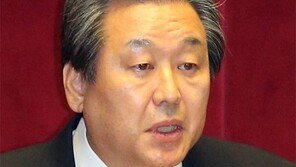 김무성 “정개특위 만들자” vs 문희상 “개헌특위 가동을”