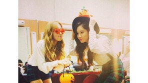 ‘핼러윈데이’ 태연-서현, 장난기 가득한 코믹 인증샷 ‘찰칵’