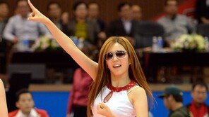 [포토] 치어리더, 앞트임 의상에 짧은 하의 까지 ‘입이 쩍!’