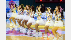 [포토] 치어리더, 일렬로 나란히 서서… ‘눈부신 공연’