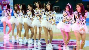 [포토] 치어리더, 짧은 치마에 각선미가… ‘깜짝!’