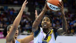 김연주·김단비 4Q 연속 3점슛…승부 갈랐다