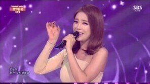 인기가요 홍진영, 눈 의심케 하는 무대 의상…‘누드톤 S라인’ 깜짝