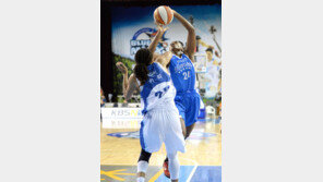 두꺼운 선수층 우리銀, 첫 승