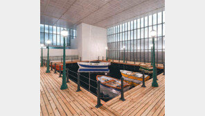 실내에 닻 내린 지구 정반대편의 배들