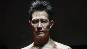 이정재, 영화 ‘빅매치’ 스틸컷 공개… 탄탄한 복근+카리스마 눈빛