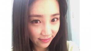 최희, 초록색 핀 꽂고 깜찍 인증샷 “대기실에선 핀이 필요해요”