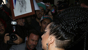 [화보] 레이디 가가, 가슴 다 드러낸 채 파리 등장