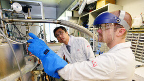 실내서 4D 패러글라이딩 체험… 허공에 글씨 쓰는 가상칠판…