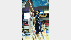 하승진 ‘22득점·13R 괴력’ KCC 3연패 탈출