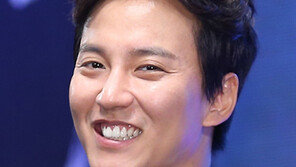 [연예 뉴스 스테이션] 김남길, 유소년 축구단 다큐 영화 목소리 재능기부