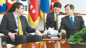 리퍼트 신임 美대사, 한민구 국방장관 예방