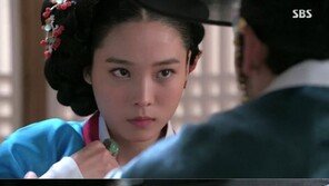 ‘비밀의 문’ 윤소희, 강렬한 첫 등장 “수청을 원한다면 뜻대로 해라”