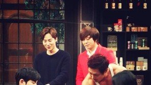 곽정은 ‘매직아이’ 인증샷 공개, 장기하와 손 꼭 잡고…뭐 하는 중?