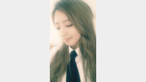 컴백 에이핑크 윤보미 “꿈에서나 나와라, 뽀뽀 쪽” 셀카 공개