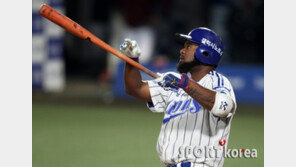 [포토] 나바로, KS 2경기 연속홈런 쾅! ‘분위기↑’