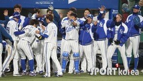 [포토] ‘삼성 넥센’ 나바로, 투런홈런 작렬… ‘동료들의 격한 환영’