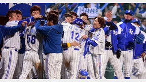 [포토] ‘삼성 넥센’ 나바로, 화끈한 투런포… ‘동료들의 격한 환영’