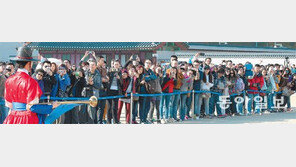 [수도권]경복궁 찾은 외국인 관광객… “수문장 교대식 신기해요”