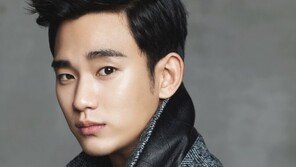 [화보] 김수현, 지오지아 겨울 화보 공개 ‘겨울 비지니스룩의 정석’