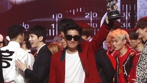 [포토] 에픽하이 투컷, 트로피들고 ‘자유의 여신상’포즈.