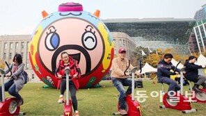 서울광장에 등장한 초대형 돼지 풍선 ‘기부로’