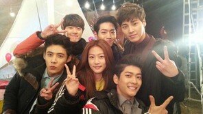 서프라이즈, 배우 김새론과 뮤비 촬영장서 훈훈한 인증샷 공개