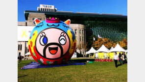 서울광장 초대형 돼지 풍선 등장, 러버덕보다 귀여워? 직접 보니…