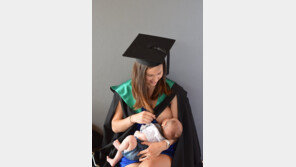 졸업식장서 모유 수유한 여대생 엄마, ‘이런 사연이 있었네’