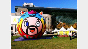 서울광장 초대형 돼지 풍선 등장… 높이 8m ‘미스터 기부로’