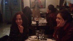 조여정, 절친 옥주현과 인증샷… 부스스한 머리도 완벽 소화 ‘청순’