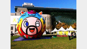 ‘러버덕 인기 꺾이나’ 서울광장 초대형 돼지 풍선 등장