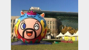 서울광장 초대형 돼지 풍선 ‘기부로’ 설치, 높이 8m 작품