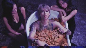 지코 첫 솔로곡 ‘터프쿠키’ 뮤비, 19금 판정 이유는? 직접 보니 수위가…
