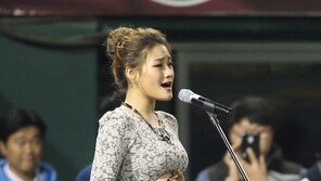 [포토] 가수 손승연, 애국가 열창… 시선 사로잡는 목소리
