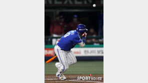 [포토] ‘삼성 넥센’ 박한이, 허를 찌르는 기습번트