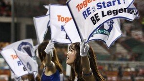 [포토] 치어리더, 각선미 살리는 포즈? ‘시선이 자꾸…’