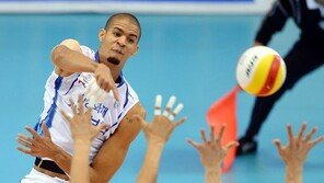 레오 ‘속죄의 트리플크라운’… 삼성화재, 대한항공전 완승