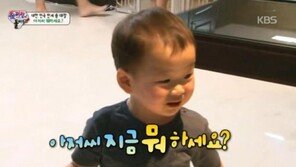 ‘슈퍼맨이 돌아왔다’ 삼둥이, VJ에 폭풍관심 “아저씨 뭐하세요”