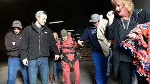 증손자 25명 100세 할머니, 낙하산 타고 하늘서…‘감동’