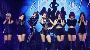 ‘사뿐사뿐’ AOA “인기 비결? 끊임없이 변화하는 트랜스포머 그룹”