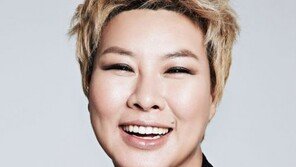 정영주 누구? 삭발 헤어에 가슴 드러낸 시스루 패션 ‘깜짝’