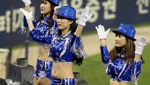 [포토] 치어리더, 섹시한 복근 노출… ‘춥지도 않나?’