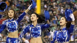 [포토] 치어리더, 추위 날리는 화끈한 댄스 ‘분위기↑’