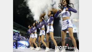 [포토] 치어리더, 짧은 하의에… 격렬한 댄스 ‘보일듯 말듯’