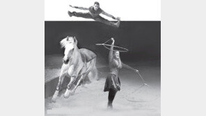 질주하는 백마 위 ‘인간새’들의 향연