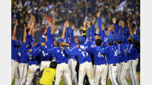 삼성 라이온즈, 프로야구 사상 첫 통합 4연패…MVP 주인공은 나바로