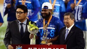 한국시리즈 MVP 나바로, “멋진 팀 동료들…야구 인생에 많은 도움”